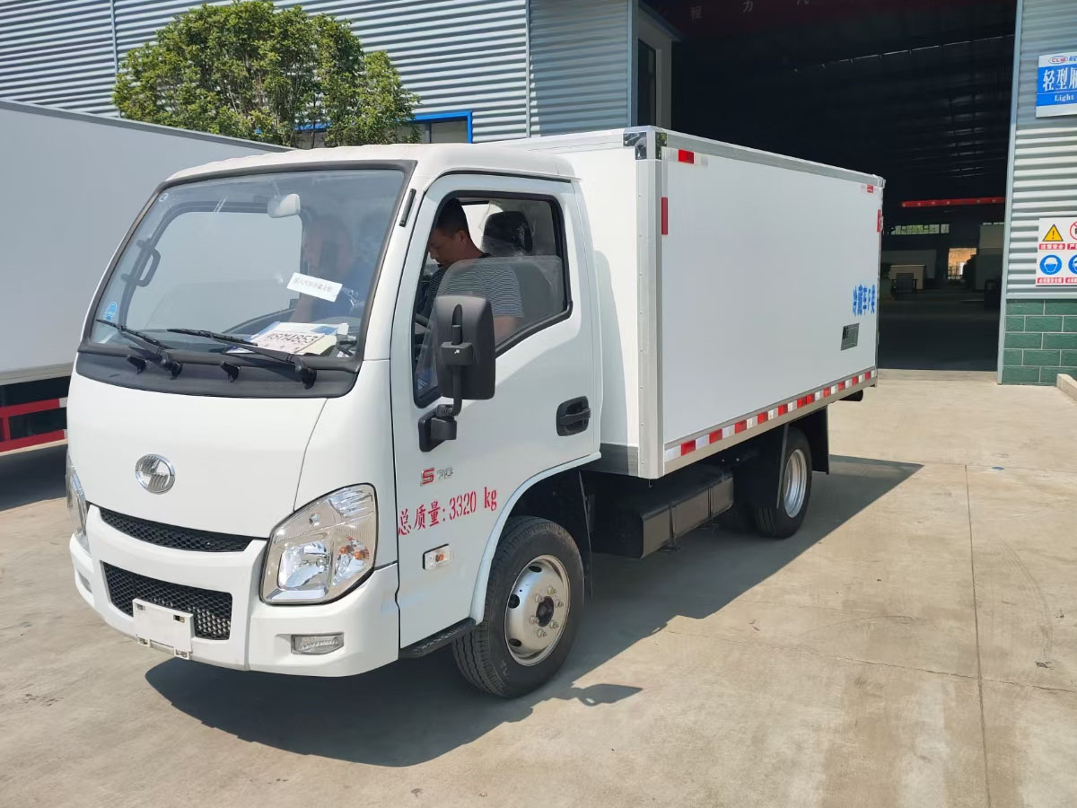 躍進(jìn)小福星地庫(kù)冷藏車(chē)(3.26米)